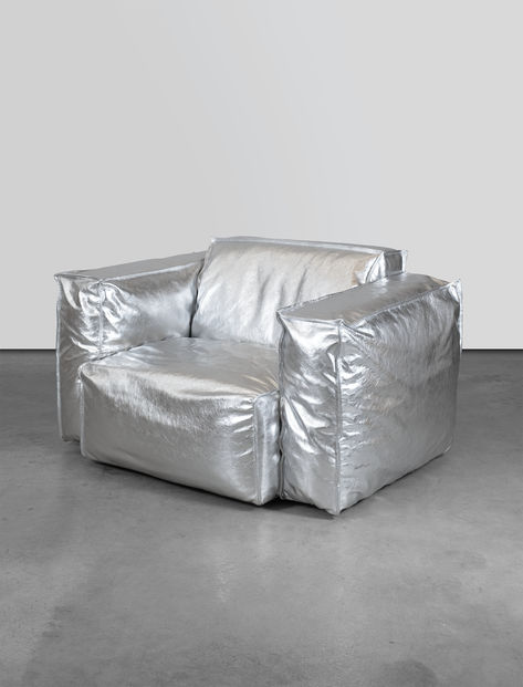 Sybilia armchair Silver is a futuristic take on Secolo’s Sybilia armchair, upholstered in a reflective fabric to create something unseen and unique. Combining Secolo’s elegant yet disruptive aesthetic with the utilitarian style of EÉRA, Sybilia Silver is a statement piece that sits somewhere between contemporary and futuristic. The soft, exaggerated forms of Sybilia contrast perfectly with the would-be hard metallic finish. Chrome Interior Design, Soft Brutalism Interior, Avant Garde Interior Design, Futuristic Decoration, Futuristic Home Design, Brutalist Furniture, Chrome Furniture, Chrome Decor, Silver Sofa