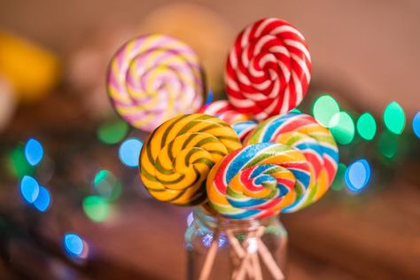 Homemade Lollipops, Homemade Candy Bars, Lollipop Recipe, Candy Bar Recipe, Lollipop Mould, Old Fashioned Candy, Candy Thermometer, Quick Healthy Meals, Candy Desserts