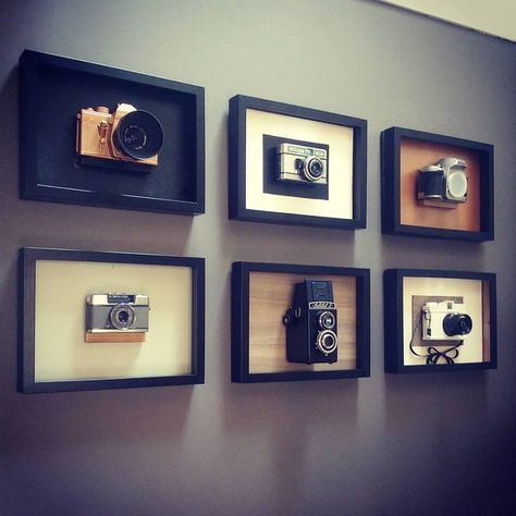 Love this idea with old camera's DIY Photography Office Decoration, Camera Sculpture Art, Displaying Old Cameras Ideas, Display Vintage Cameras, Decorating With Vintage Cameras, Framing Pictures Ideas, Old Camera Display Ideas, Camera Display Ideas, Antique Camera Display