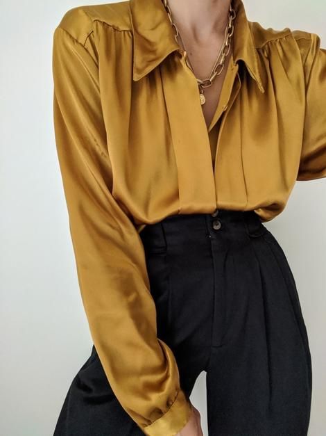 Black Golden Outfits, Black And Golden Outfit, Black And Gold Aesthetic Outfit, Golden Suits Women, Black And Gold Outfit Casual, Golden Outfit Aesthetic, Golden Suit, Golden Outfit, Black And Gold Aesthetic