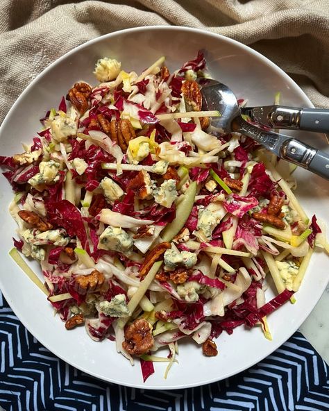 French Bistro Salad, French Salad Recipes, Caramelized Pecans, Bistro Salad, French Salad, Caramelized Walnuts, Roquefort Cheese, Sweet Apples, Dijon Vinaigrette