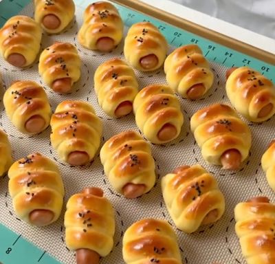 Elevate Your Hot Dog Game with Hot Dog Bread Rolls - DOYAN MASAK Hot Dog Bread Roll, Hot Dogs In Crescent Rolls, Hot Dog Game, Hot Dog Bread, Sausage Crescents, Wrapped Hot Dogs, Mini Hot Dogs, Hot Dogs Recipes, Dog Bread