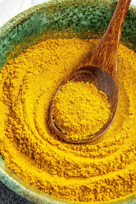 Jamaican Curry Powder Recipe Homemade Curry Powder, Jamaican Curry Powder, Curry Seasoning, Chili Pepper Recipes, Jamaican Curry, Spice Blends Recipes, Spice Mix Recipes, Homemade Spice Blends, Curry Spices