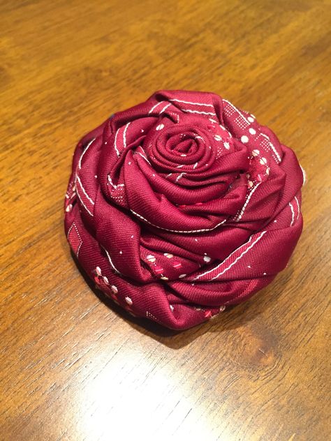 Necktie Brooch, Necktie Projects, Tie Quilts, Tie Flowers, Necktie Crafts, Old Ties, Craft Flowers, Tie Quilt, Tie Crafts