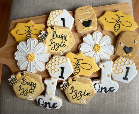 First Bee Day Cookies Decorated, Bee Theme Cookies Decorated, 1st Bee Day Cookies, Bee Birthday Cookies, 1st Birthday Cookies Decorated, First Bee Day Cookies, Bee Theme Cookies, Bee Day Cookies, Bee Cookies Decorated