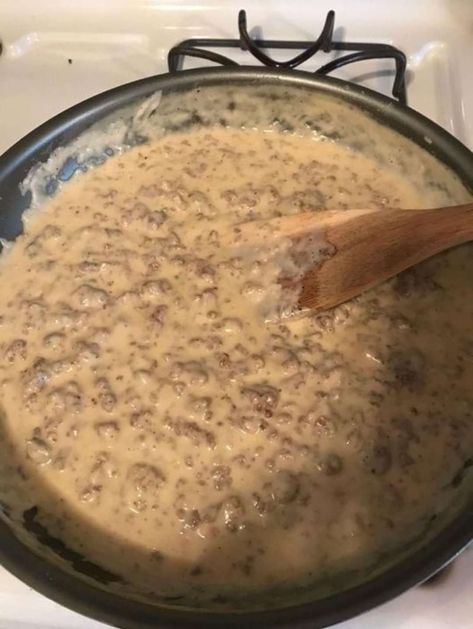 Sausage Gravy Recipe Pioneer Woman, Pioneer Woman Sausage Gravy, Southern Biscuits And Gravy, Recipe For Sausage, Gravy Biscuits, Sausage Sauce, Sausage Gravy Recipe, Southern Breakfast, Gravy Ingredients