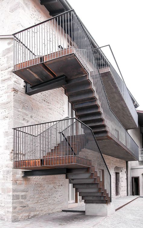 Steel Stairs Design, Stair Design Architecture, Outside Stairs, Easy Patio, External Staircase, Building Stairs, Steel Stairs, Exterior Stairs, Metal Stairs