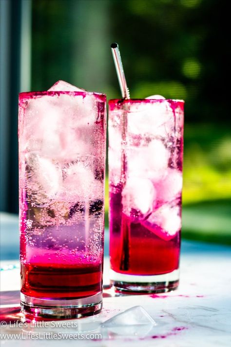 pink Dragonfruit Soda with a straw Fruit Wine Recipes, Fruit Soda, Krispie Treats Recipe, Seltzer Water, Fall Soup Recipes, Soda Recipe, Ice Cream Floats, Fruit Wine, Sweet Fruit