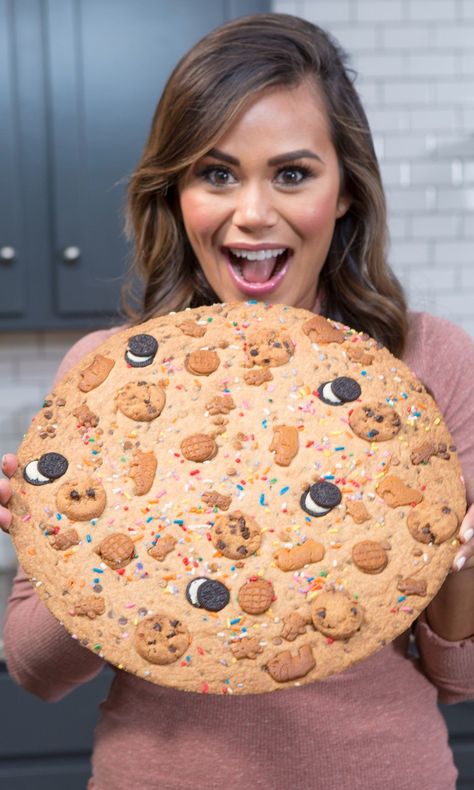 VIDEO When you're on a diet and can only have one cookie... Big Biscuit Recipe, Cookies To Sell, Big Cookie Recipe, Giant Sugar Cookie, Giant Cookie Cake, Big Cookies, Crunchy Chocolate Chip Cookies, Giant Cookies, Simple Desserts