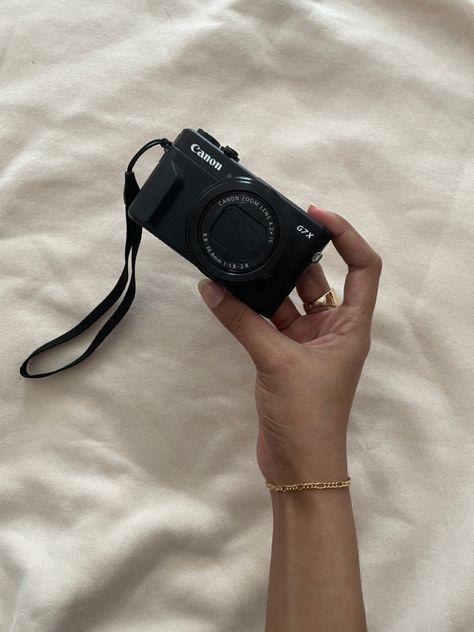 #camera #vlogging #aesthetic Online Blog Aesthetic, Content Aesthetic Photography, Camera Vlog Aesthetic, 20204 Vision Board, Vlogger Aesthetic Girl, Vlogging Camera Aesthetic, Vlog Camera Aesthetic, Sony Camera Aesthetic, Photography Aesthetic Camera