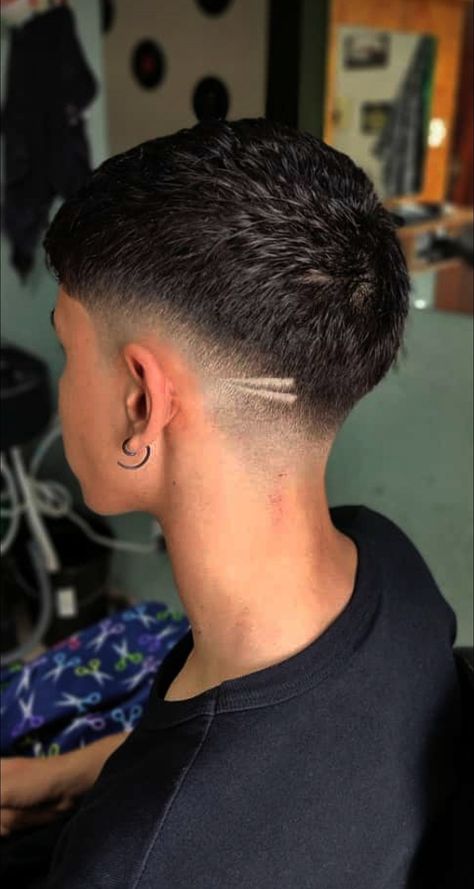 Clean Mens Haircut, Low Fade Redondo, Mid Fade En V, White Guy Haircuts, High Top Fade Haircut, Haircuts For Receding Hairline, Taper Fade Short Hair, Mid Fade Haircut, Men Fade Haircut Short