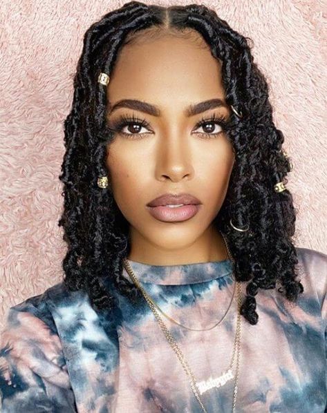 39 Best Short Faux Locs Braids To Be Amazing Now 20 Short Dreads, Natural Dreadlocks, Blonde Dreads, Long Dreads, Dreads Girl, Faux Locs Hairstyles, Dreadlock Styles, Dreads Styles, Dread Hairstyles