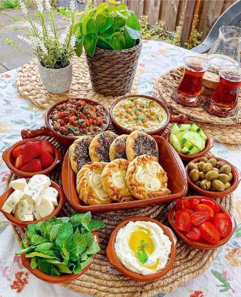 Breakfast Party Ideas, Arabic Breakfast, Breakfast Presentation, Food Presentation Plates, Catering Food Displays, Food Set Up, Breakfast Platter, Party Food Buffet, Catering Ideas Food