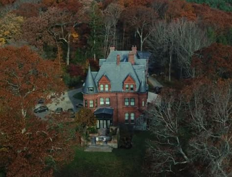 Mystery Solved: Harlan Thrombey's Mansion in "Knives Out" - Hooked on Houses Knives Out House, Gothic Mansion, Out House, Rian Johnson, Cup Of Jo, Home Library Design, Gorgeous Houses, Victorian Gothic, Filming Locations