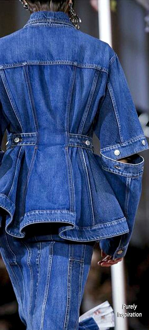 Alexander Mcqueen Ready To Wear, Look Jean, Mcqueen Fashion, Denim Outfits, Denim Inspiration, Denim Ideas, Denim Trends, Live Fashion, Fashion Weeks