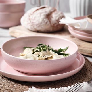 Nordic House | Homewares (@nordichouse) • Fotos y videos de Instagram Ceramic Pasta Bowls, Pink Pasta, Nordic House, White Tableware, Pink Plates, Scandi Decor, Delicious Pasta, Nordic Living, Pasta Bowl