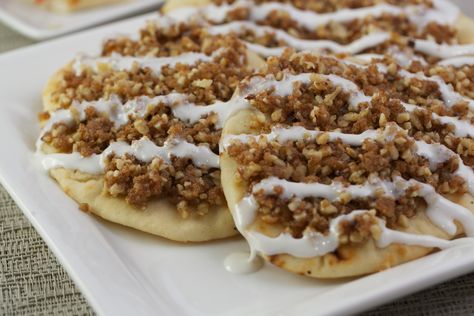 Deconstructed cinnamon roll flatbread made with Stonefire naan, cinnamon, butter, brown sugar, walnuts and homemade icing. Naan Dessert Pizza, Sweet Flatbread Recipes, Flatbread Dessert Recipes, Naan Dessert Ideas, Stonefire Naan Recipes, Naan Breakfast Ideas, Dessert Naan, Naan Dessert, Homeade Desserts