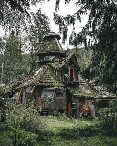 Hiking Knife, Old Wooden House, Survival Bushcraft, Casa Hobbit, Witch Cottage, Bushcraft Camping, Cottage In The Woods, Witch House, Nature Adventure