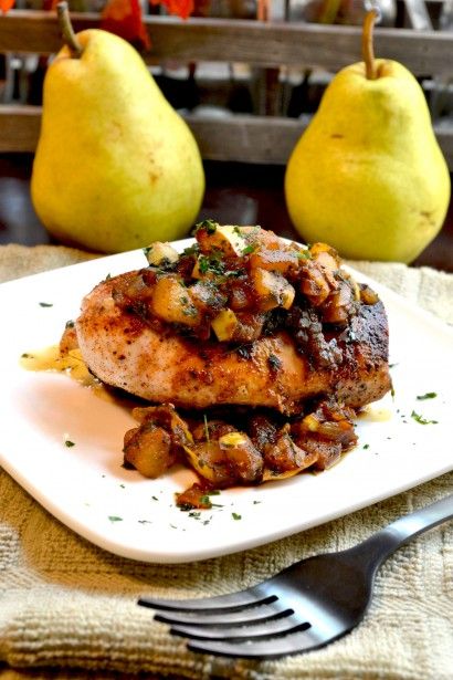 Get into the fall season with this Chicken with Pear Sauce! Its sweet and savory flavor combination is delicious and won't break the calorie bank. Pear Recipes Dinner, Pear Sauce Recipe, Leek Sauce, Pear Sauce, Canned Pears, Pear Recipes, Recipe Chicken, Chicken Dishes Recipes, Sweet And Savory