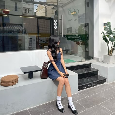 Cafe Aesthetic Pose, Cafe Outfit Aesthetic, Cafe Outfit Ideas, Japan Outfit Summer, Cafe Pose, Cafe Outfit, Japan Outfits, Ootd Poses, Korea Trip