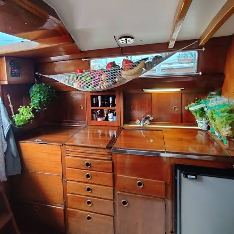 Boat Living Interior, Life On A Boat, Sailing Boat Interior Ideas, Living On Boat, Live Aboard Boats, Boat Decorating Ideas Interiors, Small Boat Interior Ideas, Sailing Boat Interior, Wood Boat Interior