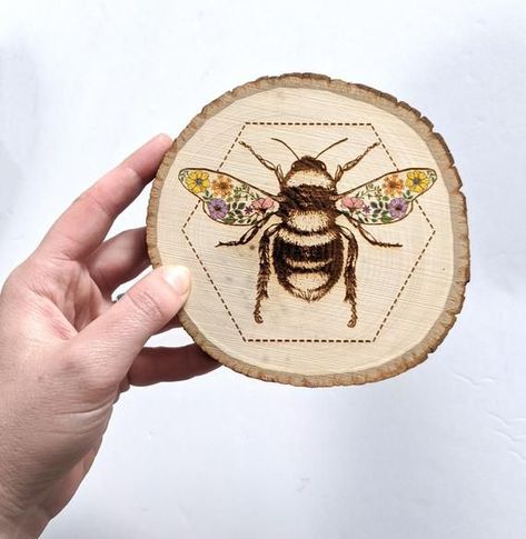 This wood burned bee is the sweetest. The perfect gift with a floral accent. Bee Pyrography, Wood Art Ideas, Wood Slice Art, Woodburning Projects, Pyrography Art, Wood Burning Crafts, Wood Burning Patterns, Wood Burning Art, Bee Gifts