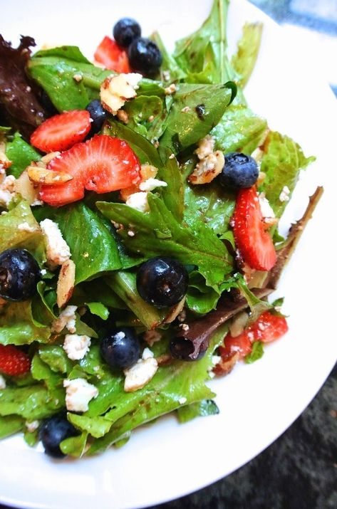 Mesclun Salad Recipes, Maple Balsamic Vinaigrette, Mesclun Salad, Honey Roasted Almonds, Salad Homemade, Maple Balsamic, Perfect Salad, Heart Healthy Diet, Beet Salad