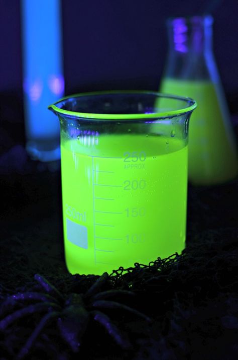 Halloween Cocktails That Glow In The Dark with a Black-light Black Light Lemonade, Green Halloween Alcoholic Punch, Black Light Cocktails, Glow In The Dark Drinks Alcohol, Glow In The Dark Cocktails, Glow In The Dark Punch, Glowing Cocktails, Glow In The Dark Drinks, Light Alcoholic Drinks