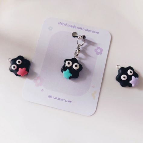 Clay charm Clay Phone Charm Ideas, Small Clay Keychains, Polymer Clay Phone Charms, Cute Clay Keychain Ideas, Easy Clay Charms, Polymer Keychain, Soot Spirit, Polymer Clay Keychains, Spirit Phone