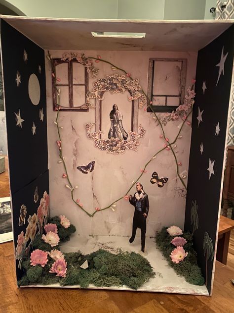 Diorama Diorama Ideas Scene, Romeo And Juliet Decor, Romeo And Juliet Diorama, Romeo And Juliet Art Projects, Romeo And Juliet Project Ideas, Romeo And Juliet Project, Shoe Box Diorama, Romeo And Juliet Balcony, Shoebox Project