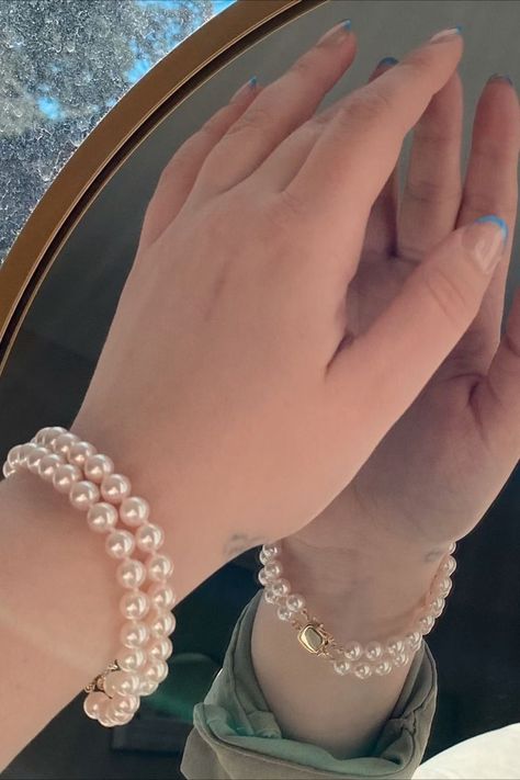 Pearl Bracelets Aesthetic, Aesthetic Pearl Jewelry, Aesthetic Pearl Bracelet, Pearl Bracelet Outfit, Pearl Bracelet Aesthetic, Pearl Jewelry Aesthetic, Hoco Jewelry, Opera Wedding, Aesthetic Bracelets