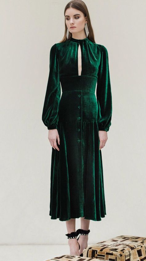 Velure Dress, Victorian Widow, Cloth Design, Velvet Dresses, Velvet Gown, Early Spring Outfits, Velvet Fashion, Current Fashion Trends, Glam Fashion