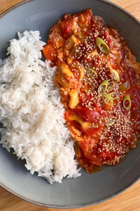 try this one pot, Chinese style tomato and egg dish. super hearty as a breakfast too. Tomato Egg Breakfast, Tomato And Egg, Egg Tomato, Tomato Egg, Fried Tomatoes, Asian Dinners, Easy Asian, Egg Dish, Egg Breakfast