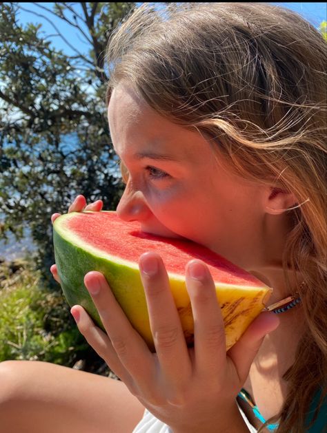 Outdoor Watermelon Photoshoot, Watermelon Girl Aesthetic, Watermelon Pictures Photography, Summer Watermelon Aesthetic, Summer Aesthetic Watermelon, Eating Watermelon Aesthetic, Eating Watermelon, Summer Watermelon, Insta Photo Ideas