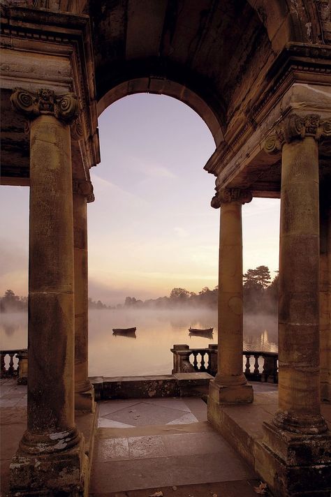 Jarrolds Castle Bed, Hever Castle, Abandoned Castles, Castle Garden, Italian Garden, Morning Sunrise, Anne Boleyn, Fantasy Setting, Beautiful Morning