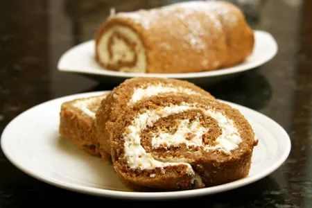 Sweet Potato Roll, Sweet Potato Rolls Recipe, Roulade Cake, Sweet Potato Rolls, Pumpkin Roll Cake, Fun Thanksgiving Desserts, Cream Cheese Rolls, Cake Roll Recipes, Sweet Potato Cake