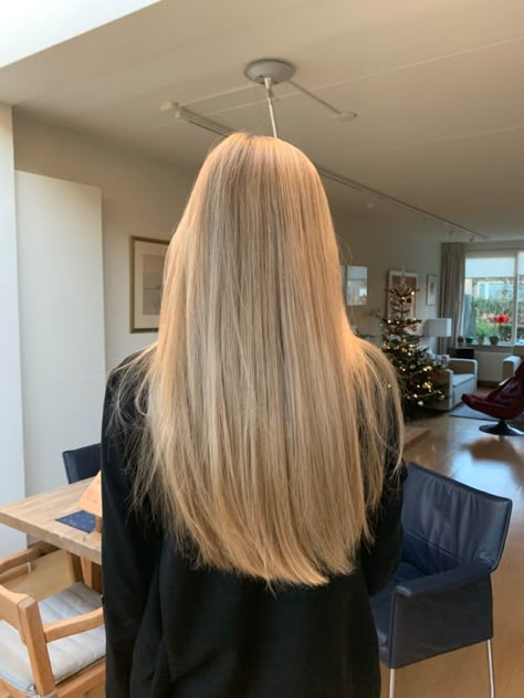 Straightened Blonde Hair, Light Golden Blonde Balayage, Straight Line Haircut, Bleach Blonde Balayage, Almond Blonde Hair, Solid Blonde Hair, Straight Blonde Hairstyles, Light Golden Blonde Hair, Long Blonde Straight Hair