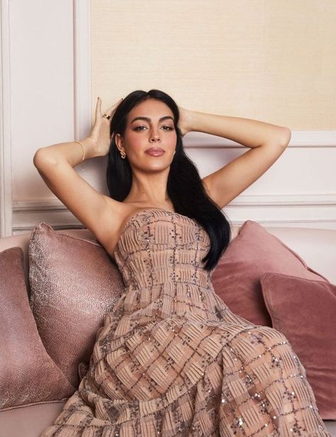 Georgina Rodríguez in an editorial for the Spanish Cosmopolitan Georgina Rodriguez, Vogue Magazine Covers, Cosmopolitan Magazine, Smart Casual Wear, Video Photo, Beautiful Muslim Women, كريستيانو رونالدو, Gal Gadot, Muslim Women