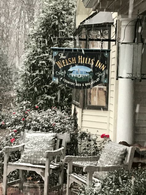 Inn Aesthetic, Porch Sitters, Christmas Trips, Christmas Vacation Destinations, Christmas Travel Destinations, Christmas Towns, Village Christmas, Christmas Destinations, Winter Air