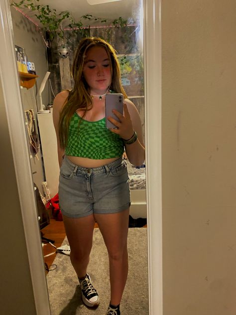 Low Rise Shorts Outfits, Garage Shoes, Green Outfit Ideas, Low Rise Shorts, Shoes Converse, Shorts Outfits, Green Outfit, Cute Shorts, Short Shorts