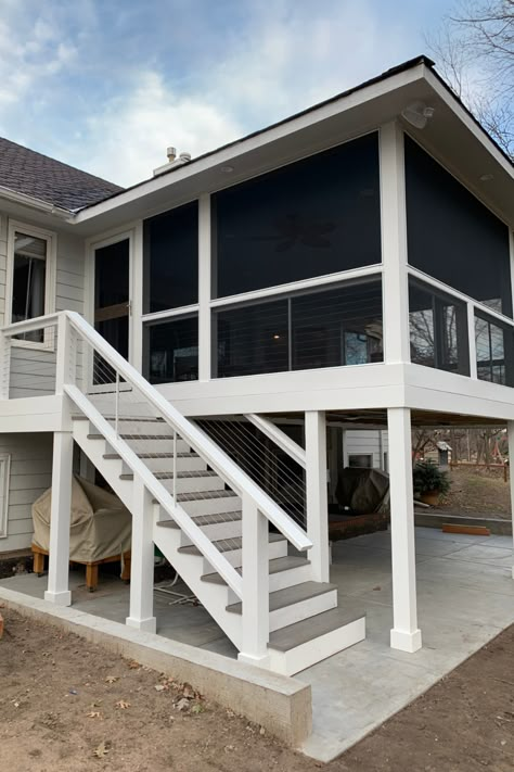 This is a modern second story screen porch made with SCREENEZE® by Creative Carpentry.   #SCREENEZE #NoSpline #UnobstructedViews #GorgeousPorch #LoveYourPorch #LoveYourHome #ScreenPorch #SecondStoryPorch Deck Design Second Story, Upper Balcony Over Porch, Enclosed Back Deck Ideas, Double Decker Screened In Porch, Upper Deck Ideas Second Story Screened In Porch, 2 Story Porch Ideas, L Shaped Screened In Porch, 2nd Floor Screened In Porch, Beach House Screened Porch