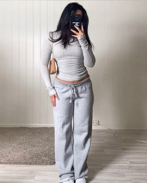 Cozy Sweatpants Outfits, Cool Sweatpants, Sweatpants Outfit Ideas, Sweatpants Outfits, Cozy Sweatpants, Baggy Sweatpants, Skandinavian Fashion, Sweatpants Outfit, Outfit Inspo Casual