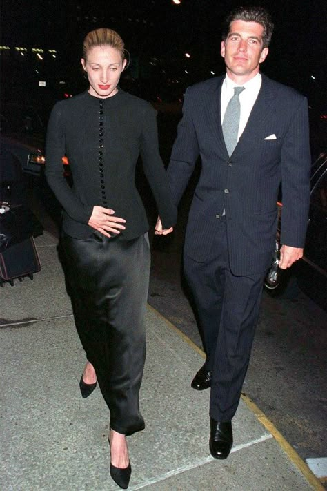 Carolyn Bessette Style, Carolyne Bessette, Carolyn Bassette, Caroline Bessette, Formal Outfits For Women, 90s Minimalism, Carolyn Bessette, Black And White Outfit, Jfk Jr