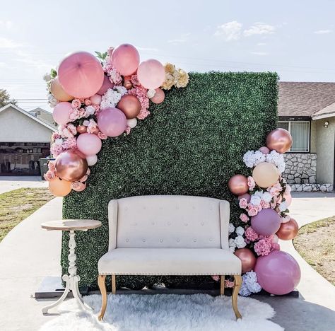 Balloon Backdrop Outdoor, Balloon Arch Boxwood Wall, Greenery Wall Backdrop With Balloons, Grass Wall Balloons, Grasswall Backdrop Birthday, Grass Wall Backdrop Bridal Shower Ideas, Flower Wall With Balloon Arch, Mother's Day Backdrop Decor, Mother’s Day Backdrops For Church