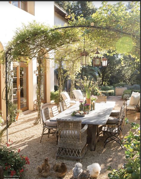 French Style Outdoor Patio, Italian Pergola Ideas, Backyard French Garden, English Outdoor Patio, French Mediterranean Garden, Courtyard Kitchen, French Farmhouse Garden, Tuscan Courtyard Ideas, Italian Patio Ideas Backyards