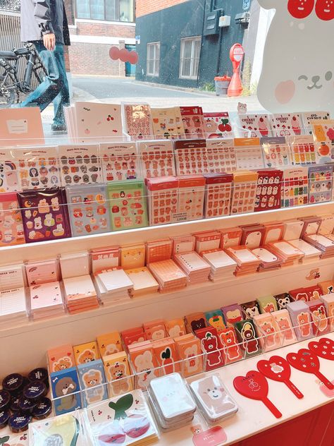 Stationary Store Design, Stationery Display, Stationery Store Design, Stationary Store, Cute Store, Sweet Cups, Retail Store Display, Japan Crafts, Business Stationary