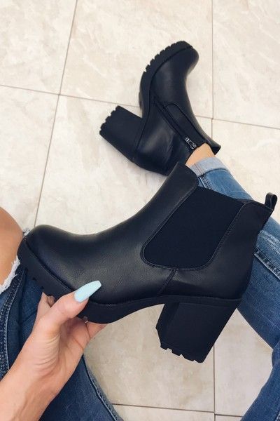 Black Shoe Boots, Heels Boots Outfit, Heeled Chelsea Boots, Boots For Short Women, Boating Outfit, Black Heel Boots, Casual Winter Outfits, Boots Outfit, High Heel Boots