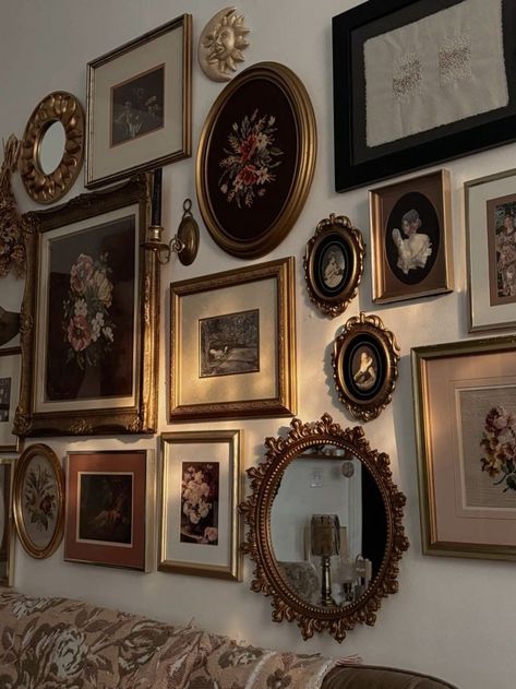 Vintage Style Gallery Wall, Victorian Picture Wall, Old Money Wall Decor, Antique Picture Frames On The Wall, Dark Academia Apartment Aesthetic, Old Hollywood Home Decor, Victorian Gallery Wall, Dark Academia Gallery Wall, Gothic Gallery Wall