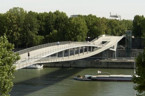 BUILDING SYSTEMS: finding the poetry and functionality in a double catenary arch strategy for a pedestrian bridge with multi-level destinations [Passerelle Simone de Beauvoir | Dietmar Feichtinger Architectes] Bridges Architecture, Road Bridge, Arch Bridge, Pedestrian Bridge, Bridge Design, Suspension Bridge, City Design, A Bridge, Covered Bridges