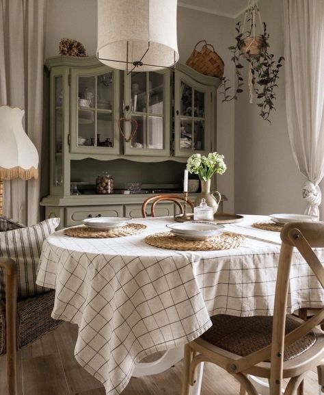 Cute Tablecloth Ideas, Cozy Cottage Aesthetic Living Room, Modern Romantic Home Decor, French Cottage Home Decor, Cottage Core Home Exterior, Cozy Kitchen Table, Cottagecore Dining Room, French Chic Decor, Primitive French Country